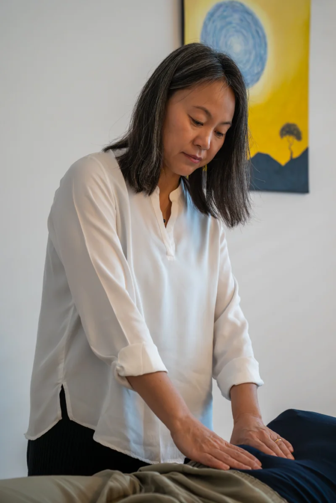 Hio-Sun Wendt-Kang bei der Behandlung